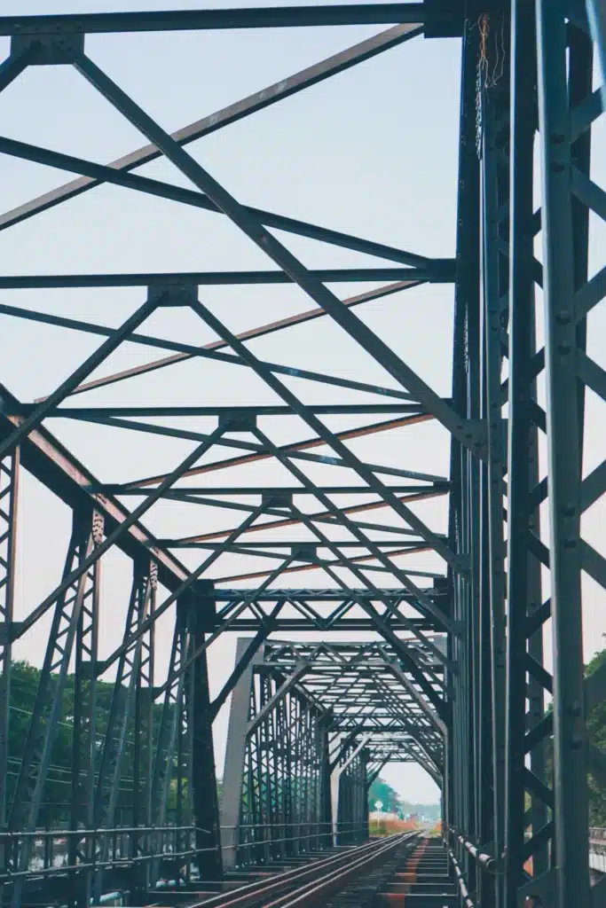 recykling rusztowań w Londynie, recykling stalowych konstrukcji, metalowe odpady budowlane, teren rozbiórki