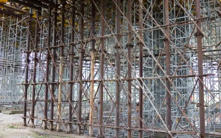 recykling rusztowań w Londynie, recykling stalowych konstrukcji, metalowe odpady budowlane, teren rozbiórki
