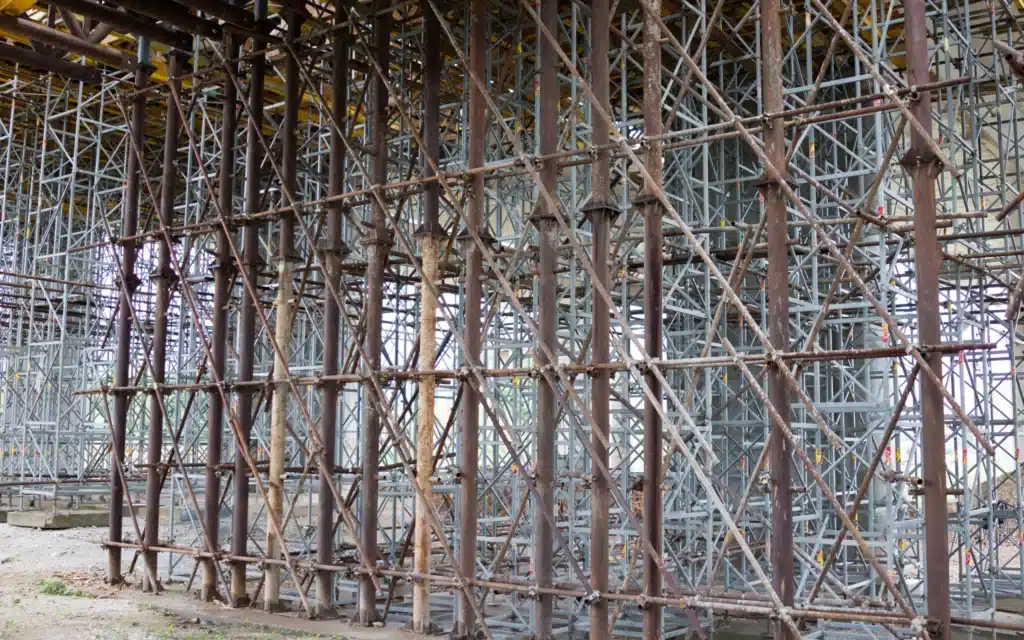 recykling rusztowań w Londynie, recykling stalowych konstrukcji, metalowe odpady budowlane, teren rozbiórki